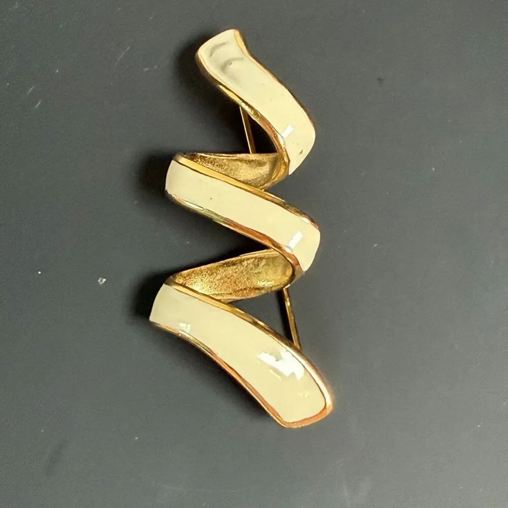 Vintage Anne Klein AK Cream Enamel Gold Tone Ribbon Swirl Brooch Pin 2.5" Signed